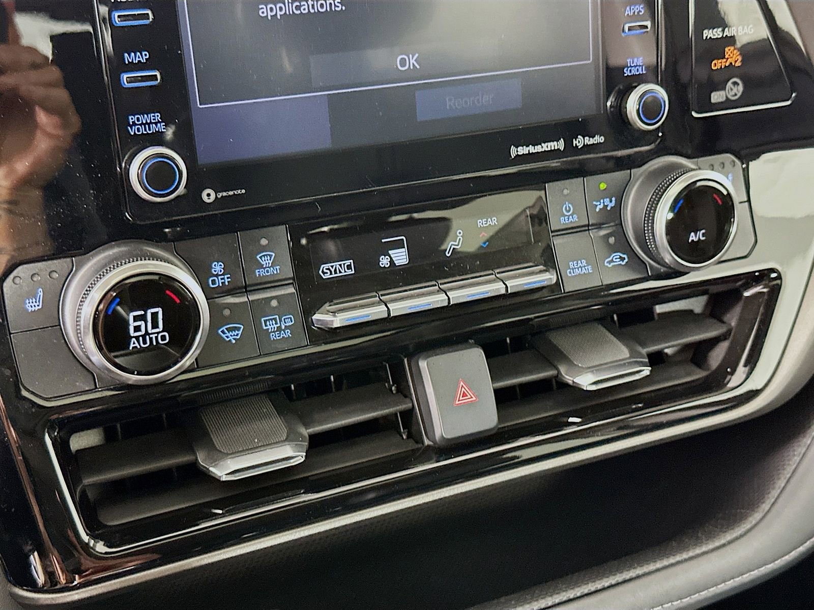 Used 2022 Toyota Highlander XLE AWD/4WD image 17