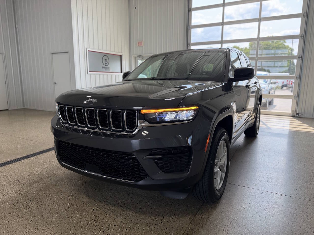 Used 2023 Jeep Grand Cherokee Laredo w/ Luxury Tech Group I AWD/4WD image 32