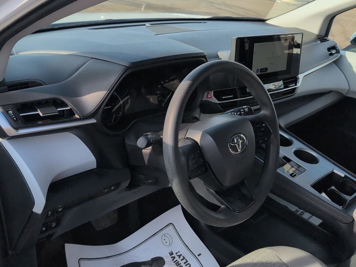Used 2025 Toyota Sienna LE image 22