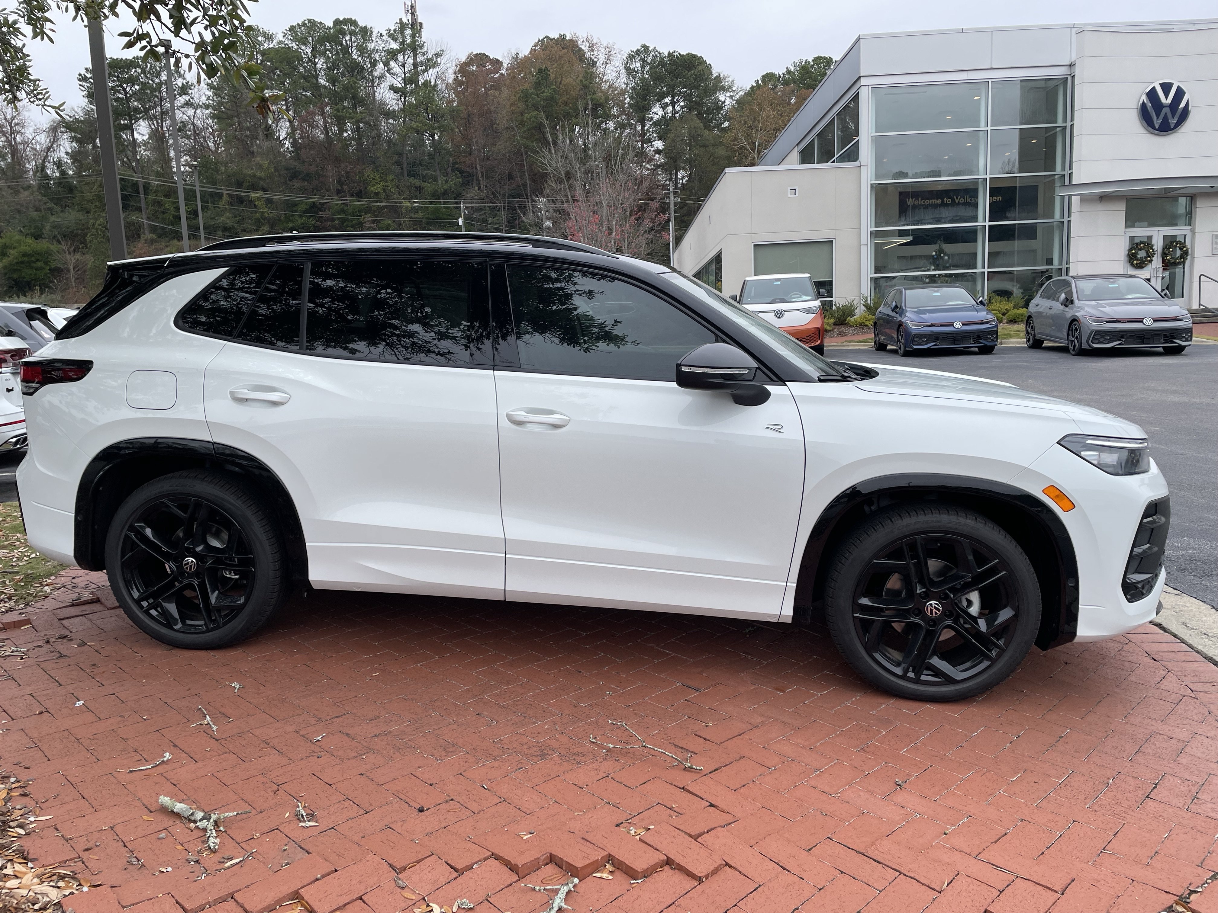 New 2026 Volkswagen Tiguan SE R-Line FWD image 4