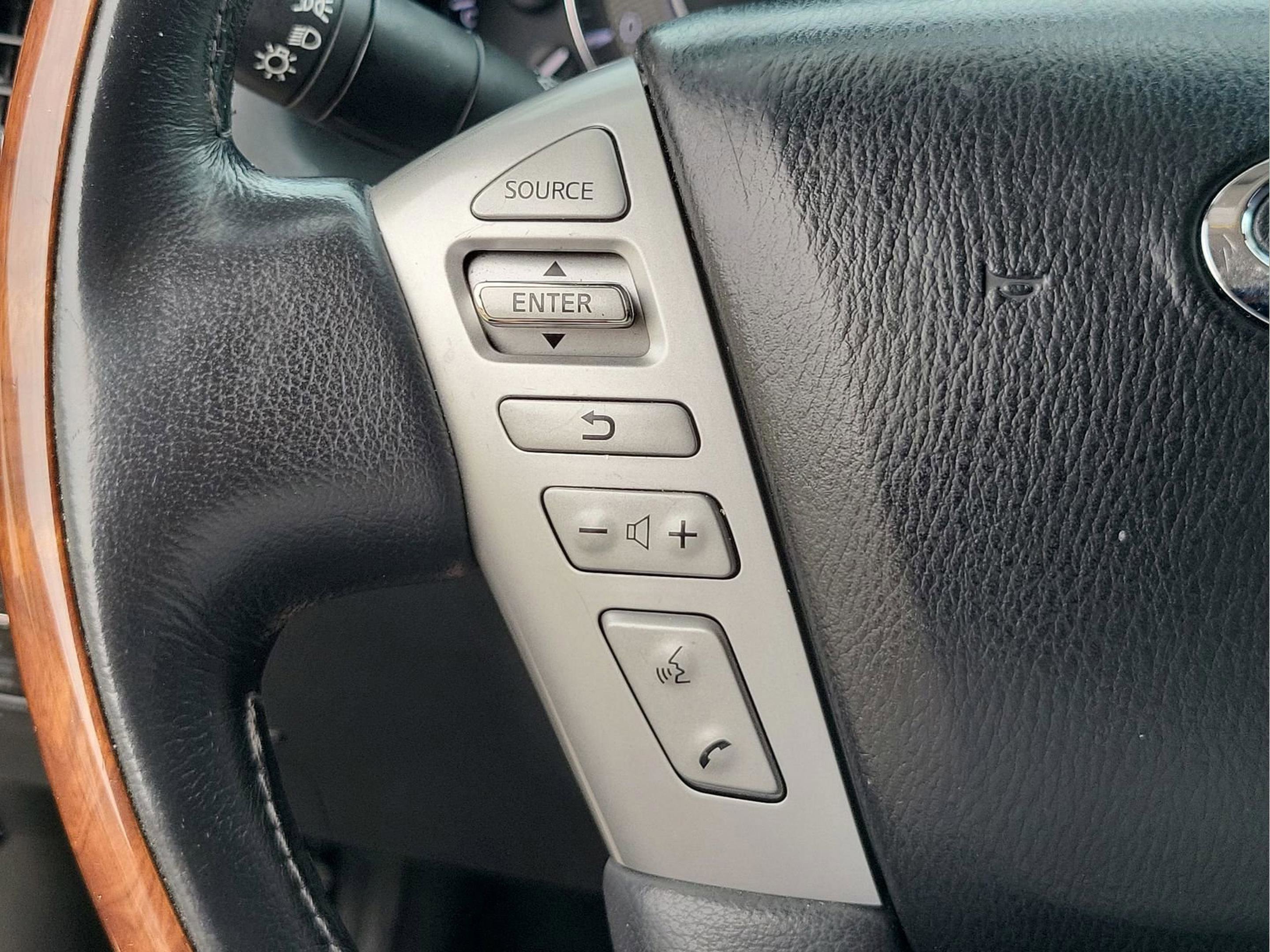 Used 2015 INFINITI QX80 4WD w/ Deluxe Technology Package image 13