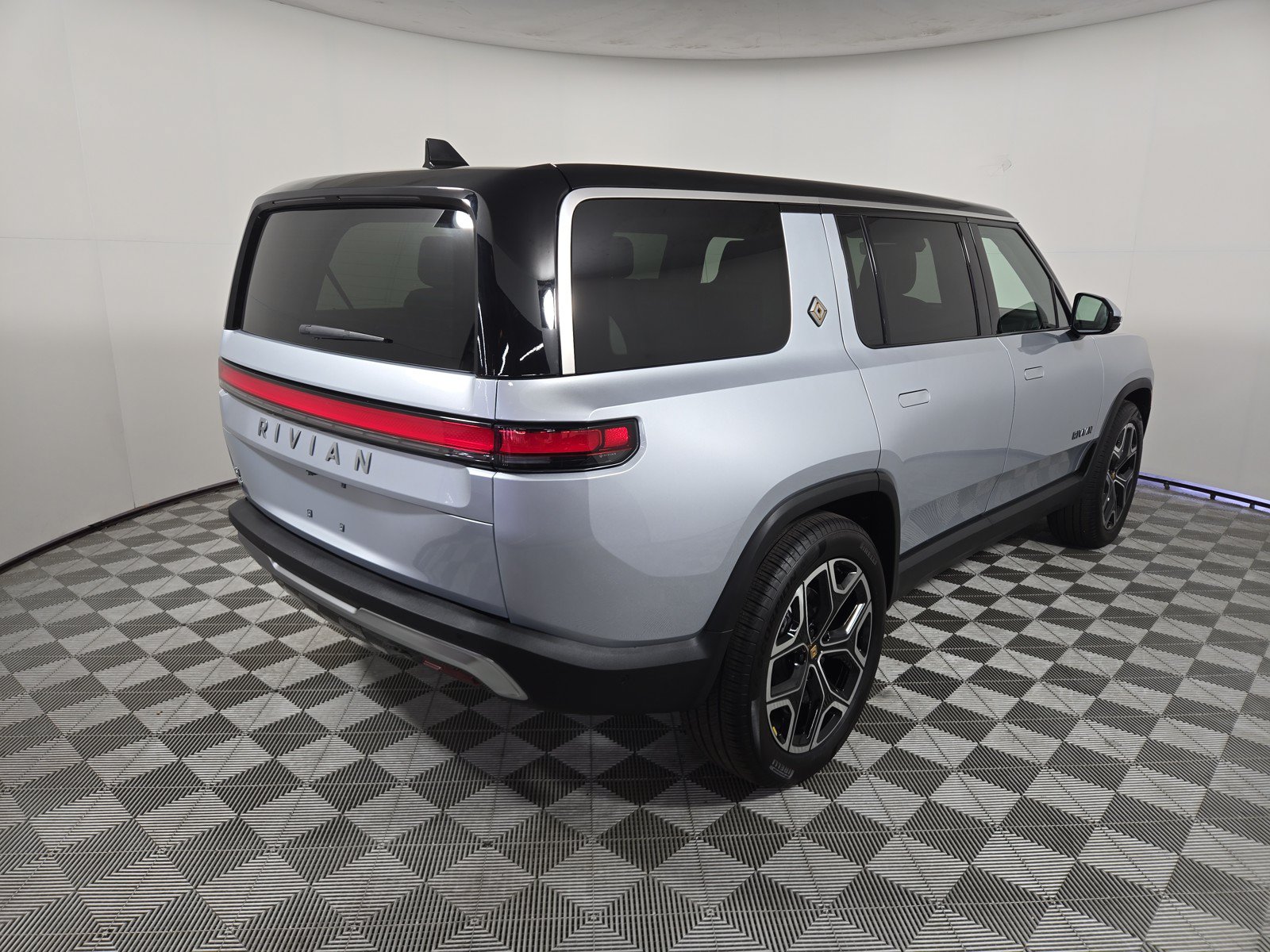 Used 2025 Rivian R1S Adventure AWD/4WD image 5