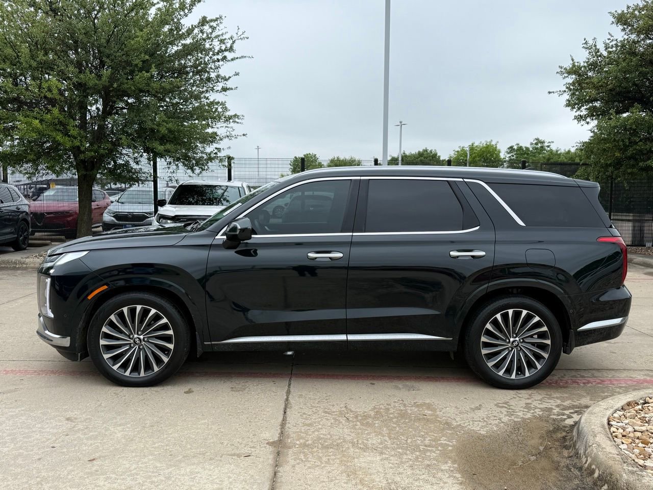 Used 2024 Hyundai Palisade Calligraphy AWD/4WD image 2
