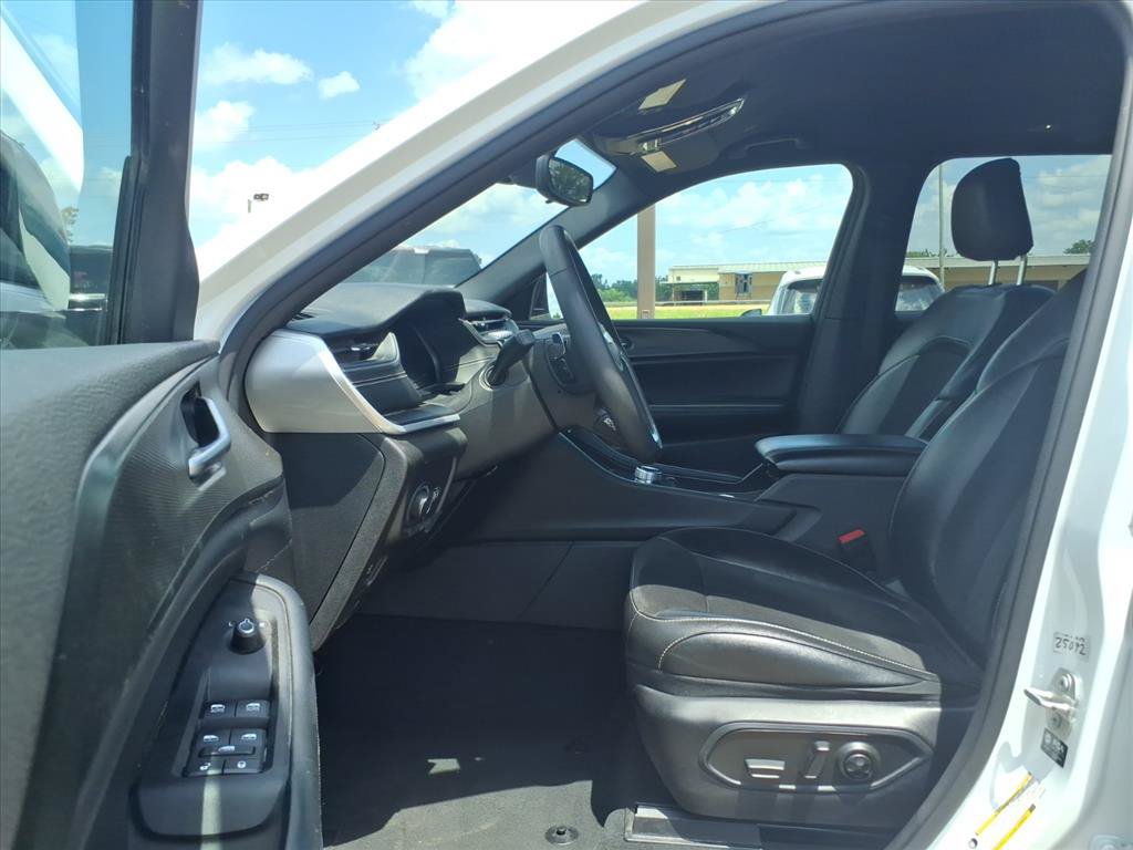 Used 2024 Jeep Grand Cherokee Altitude RWD image 16