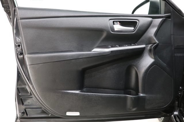 Used 2016 Toyota Camry SE w/ Moonroof Package FWD image 16