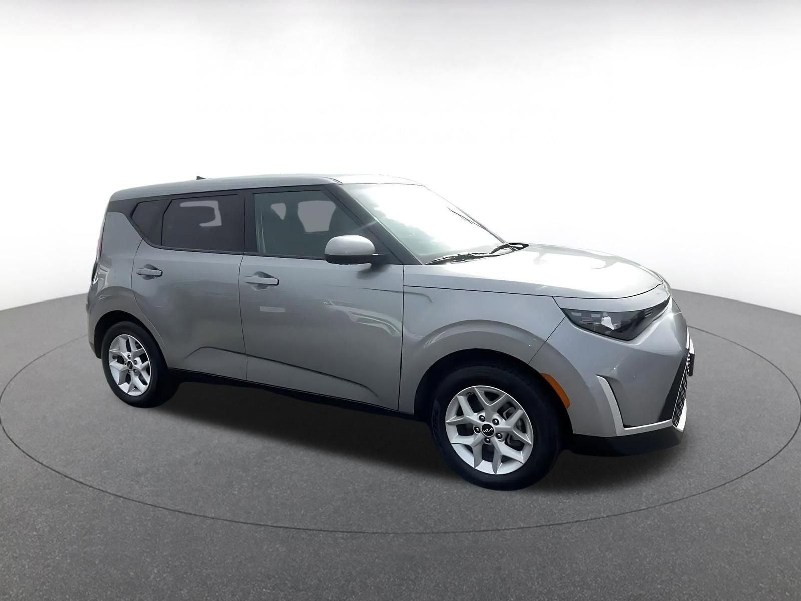 Used 2025 Kia Soul LX w/ LX Technology Package FWD image 2