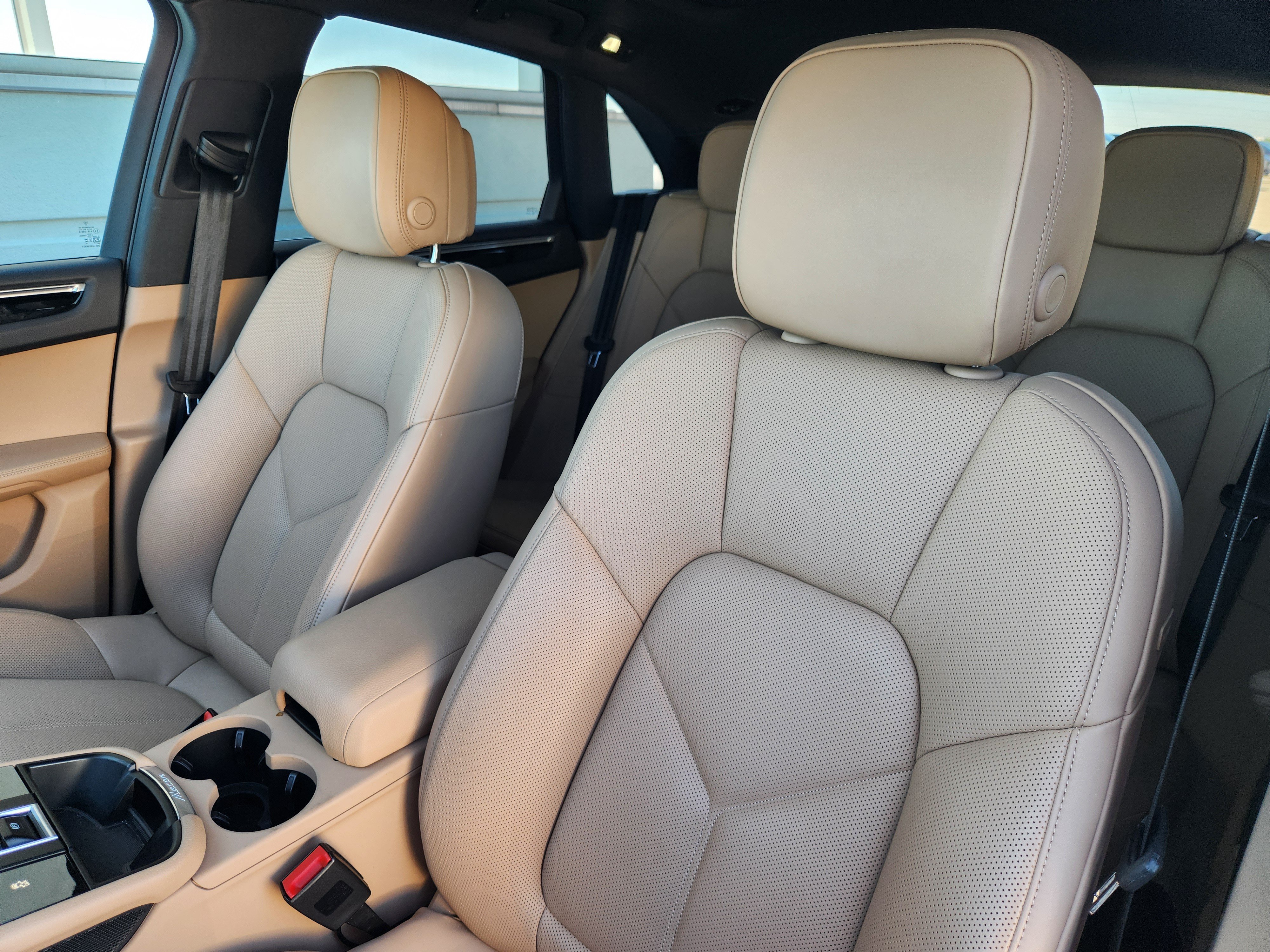Certified 2026 Porsche Macan AWD/4WD image 6
