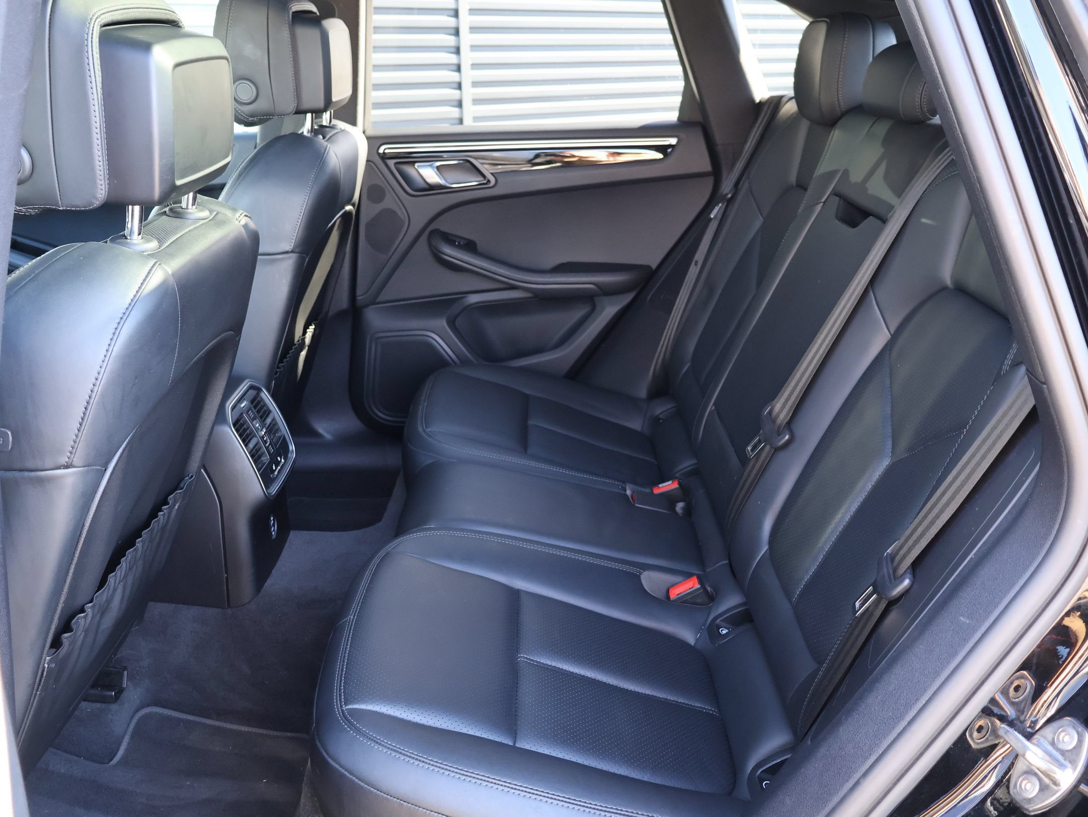 Certified 2023 Porsche Macan AWD/4WD image 27