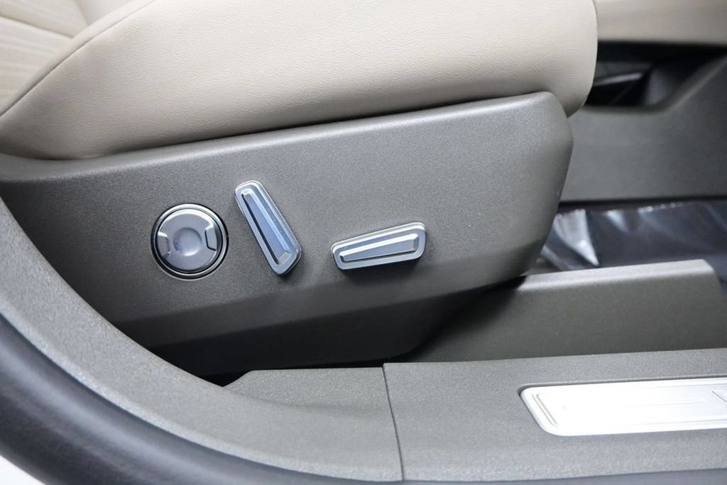 Used 2025 Lincoln Nautilus Reserve w/ Jet Appearance Package AWD/4WD image 23