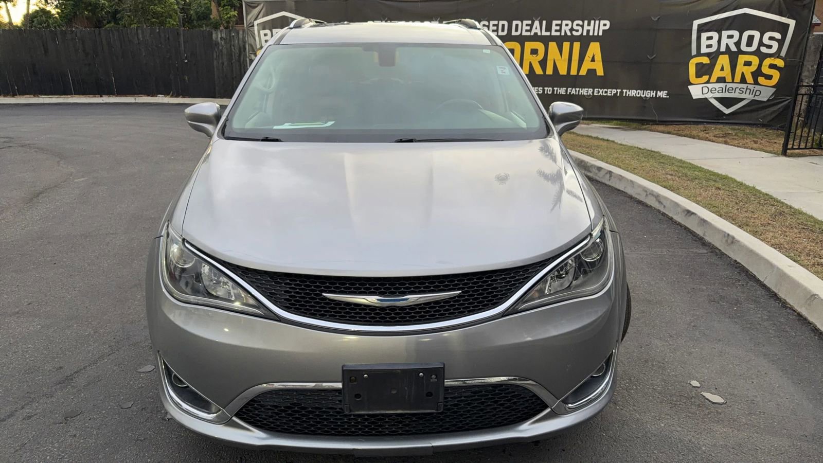 Used 2018 Chrysler Pacifica Touring-L image 3