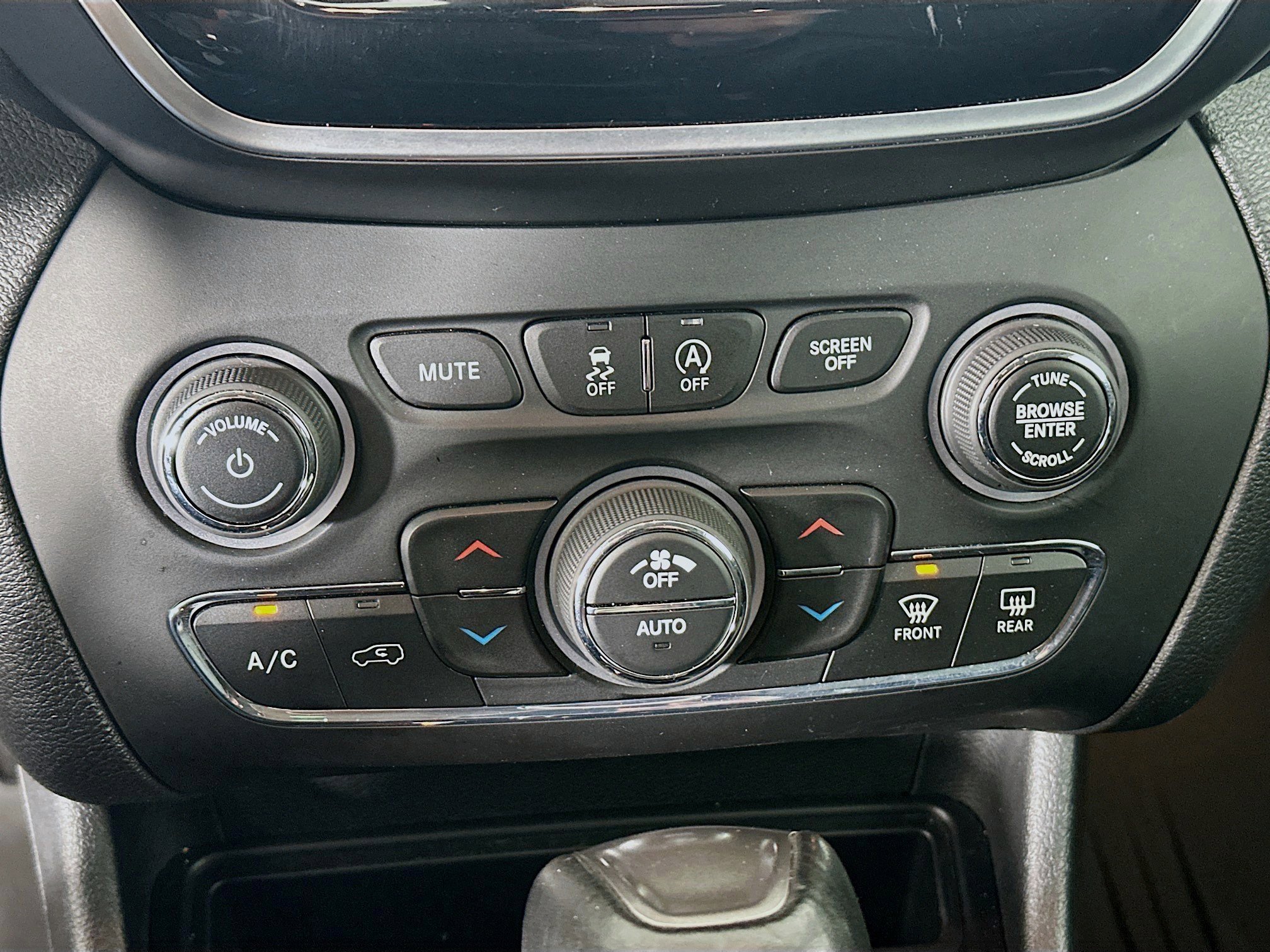 Used 2019 Jeep Cherokee Limited image 24