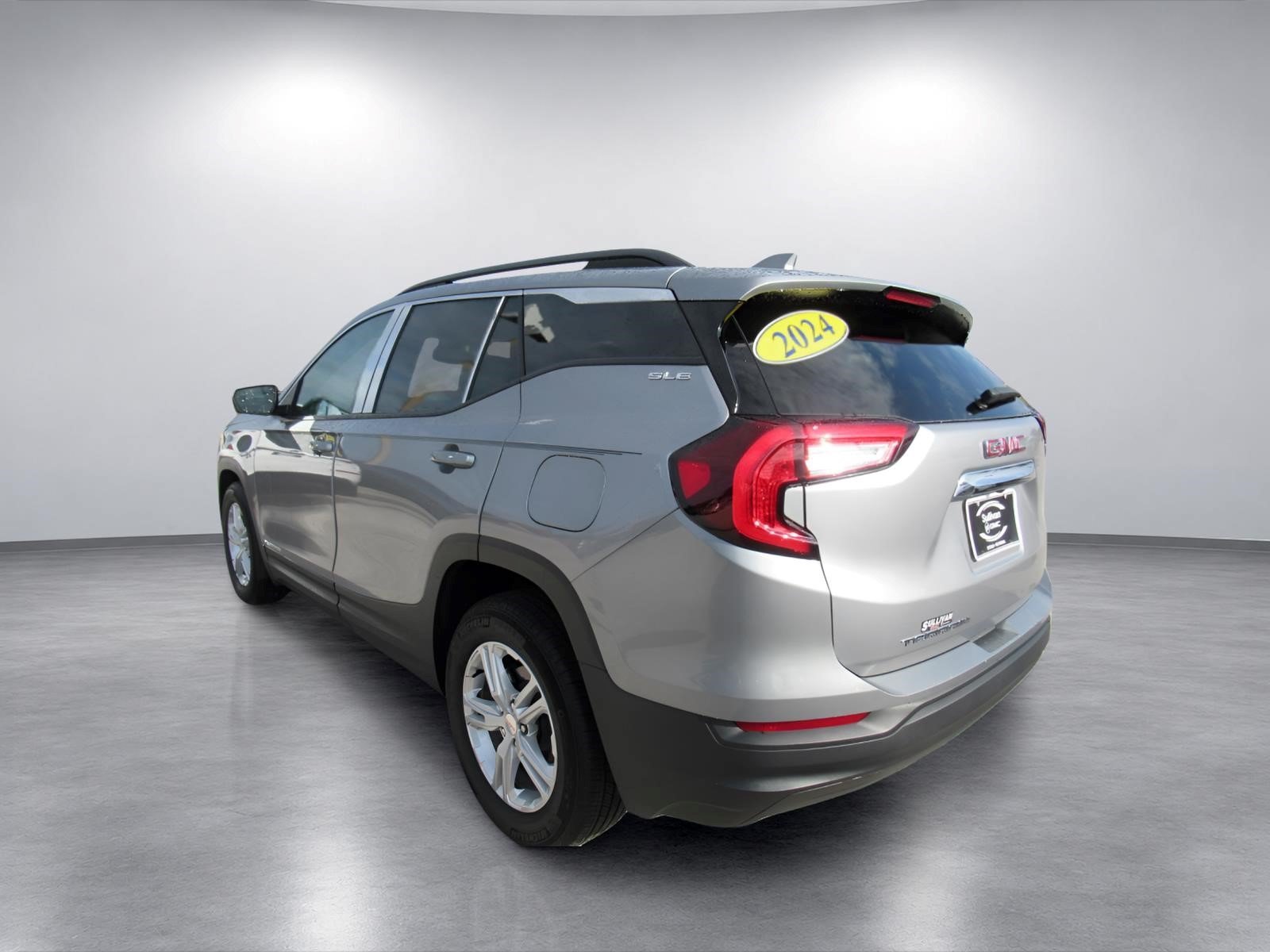 Used 2024 GMC Terrain SLE w/ Driver Convenience Package FWD image 5