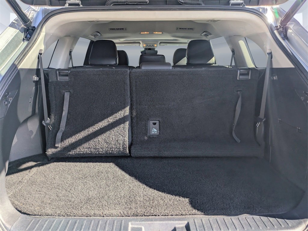 Used 2021 Toyota Highlander XLE image 12