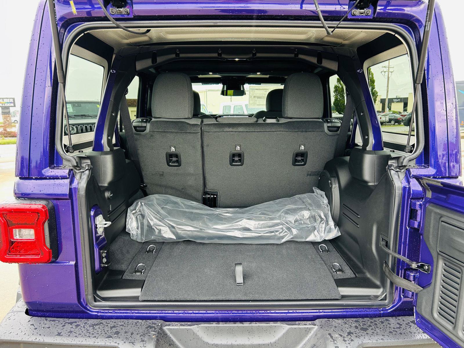 New 2026 Jeep Wrangler Unlimited Sahara w/ Technology Group AWD/4WD image 28
