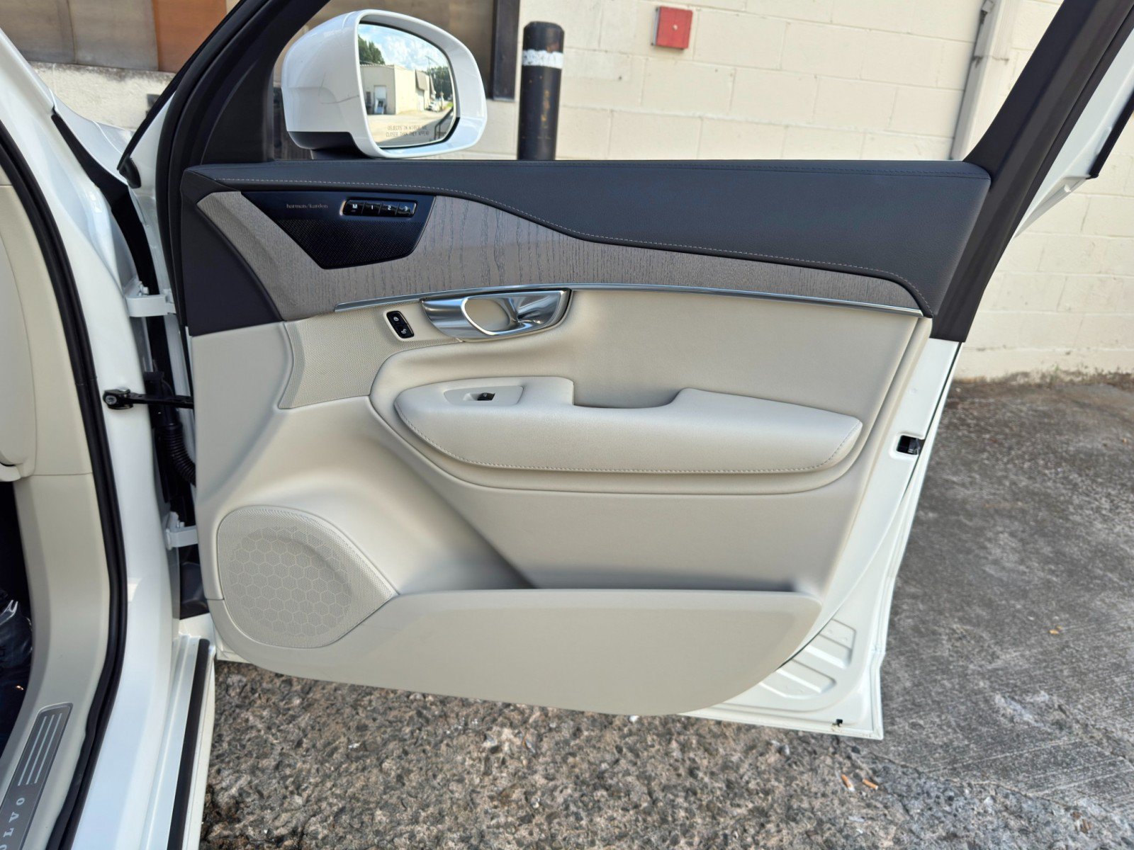 Used 2025 Volvo XC90 T8 Ultra w/ Protection Package Premier AWD/4WD image 49