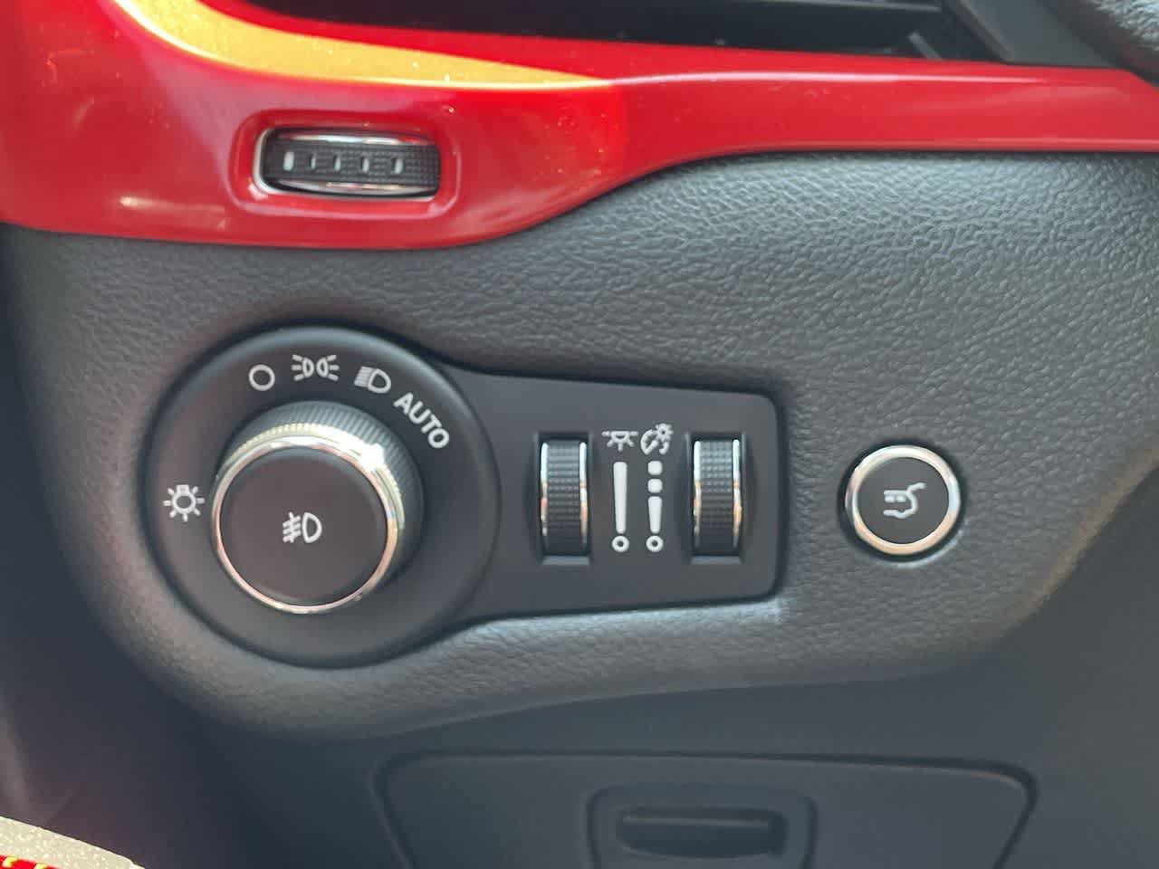 Used 2014 Jeep Cherokee Trailhawk w/ Technology Group AWD/4WD image 29