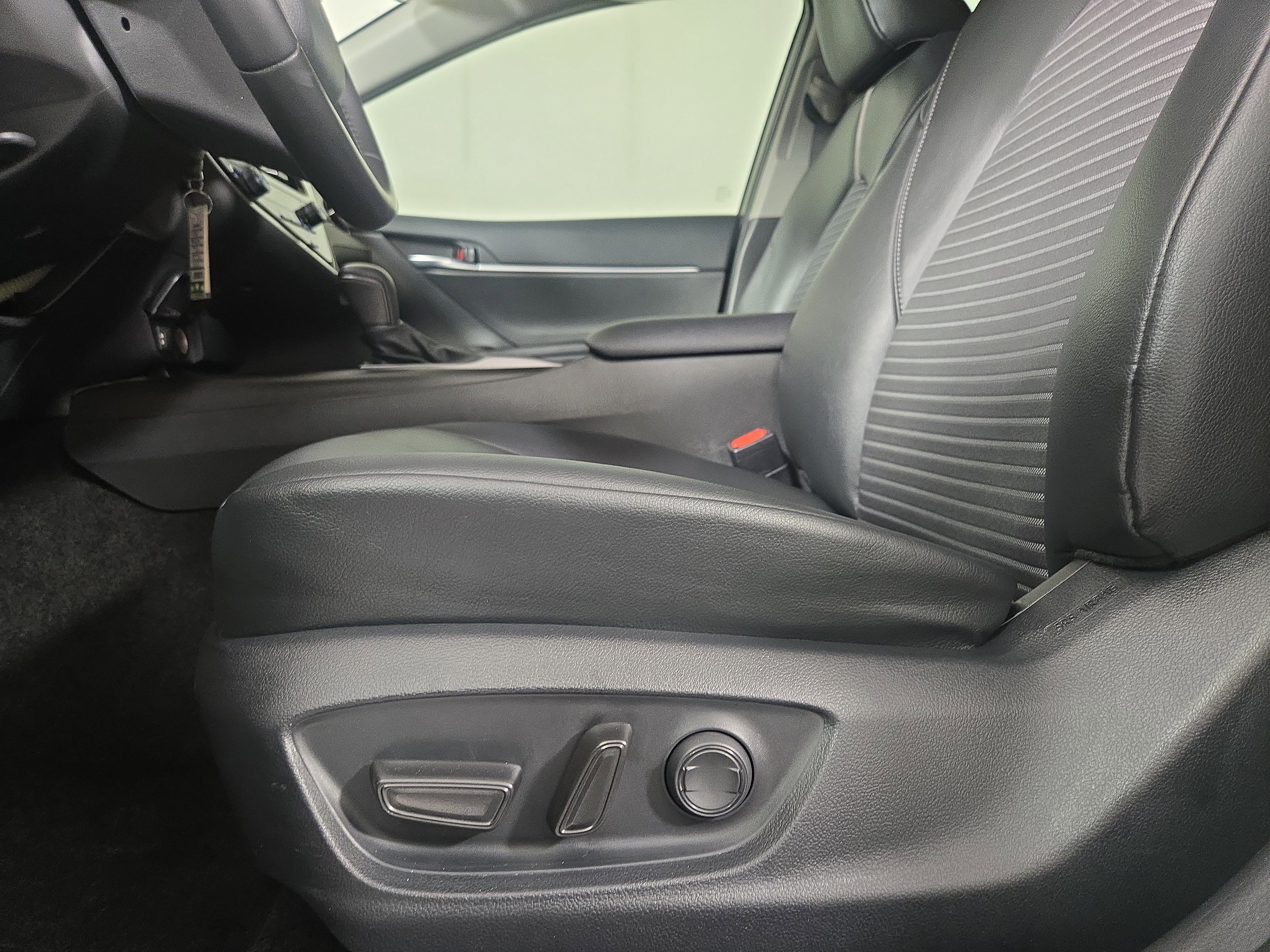 Used 2023 Toyota Camry SE image 27