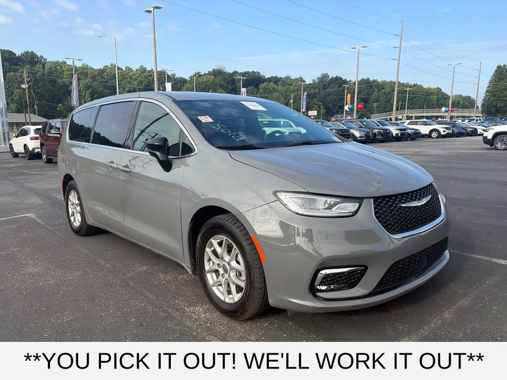 Used 2025 Chrysler Pacifica Select