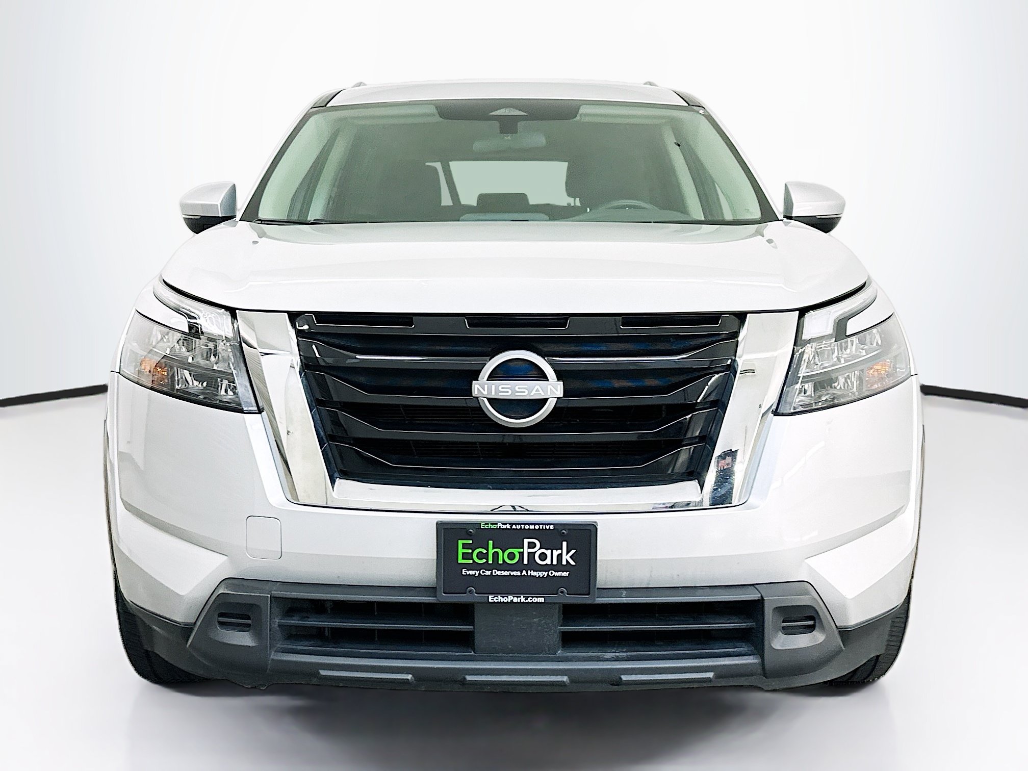 Used 2025 Nissan Pathfinder SV AWD/4WD image 2