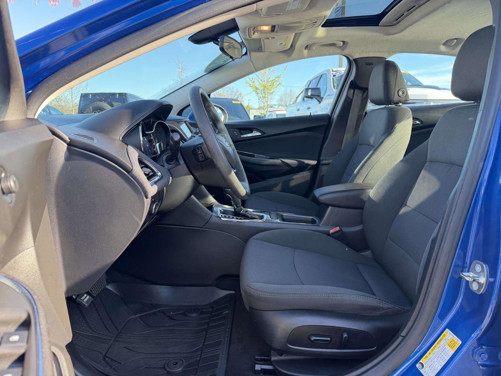 Used 2018 Chevrolet Cruze LT w/ Sun And Sound Package FWD image 8