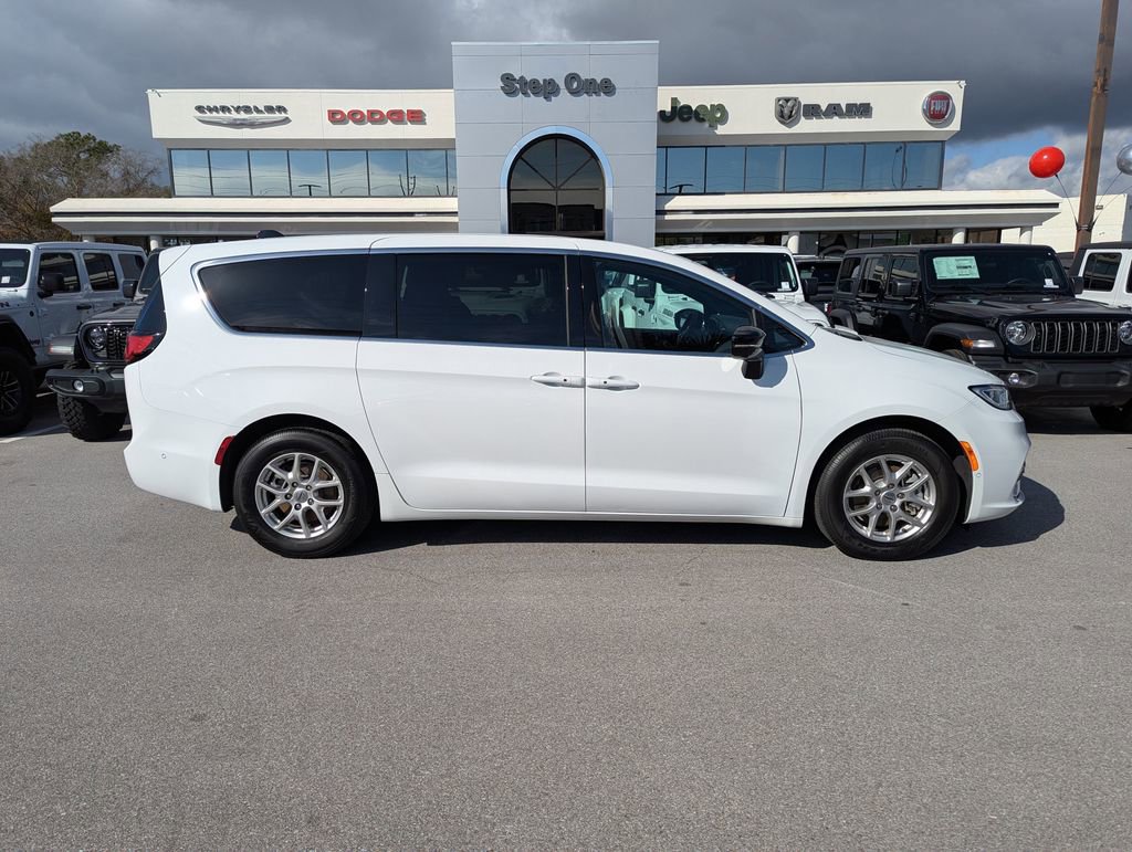 New 2026 Chrysler Pacifica Select FWD image 4