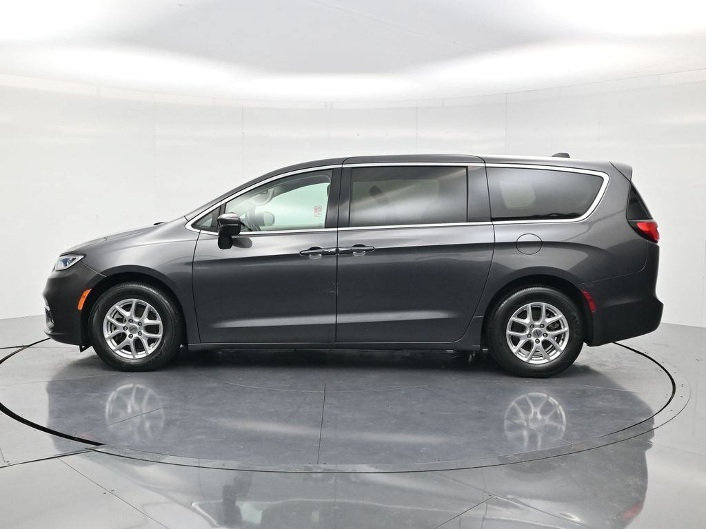Used 2023 Chrysler Pacifica Touring-L FWD image 8