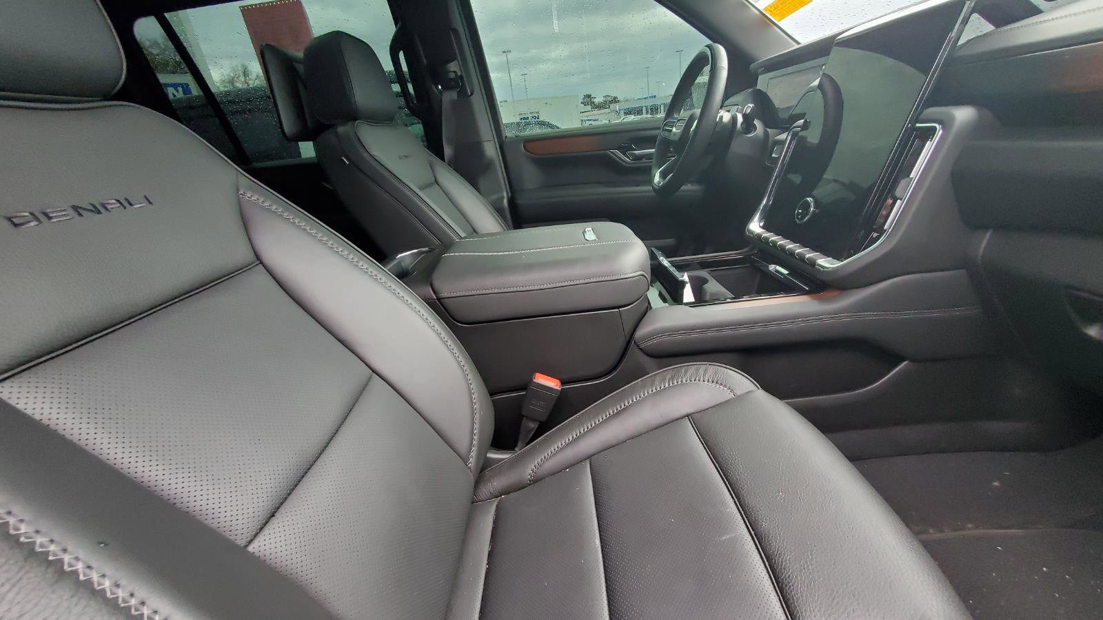 Used 2025 GMC Yukon XL Denali w/ Denali Reserve Package image 4