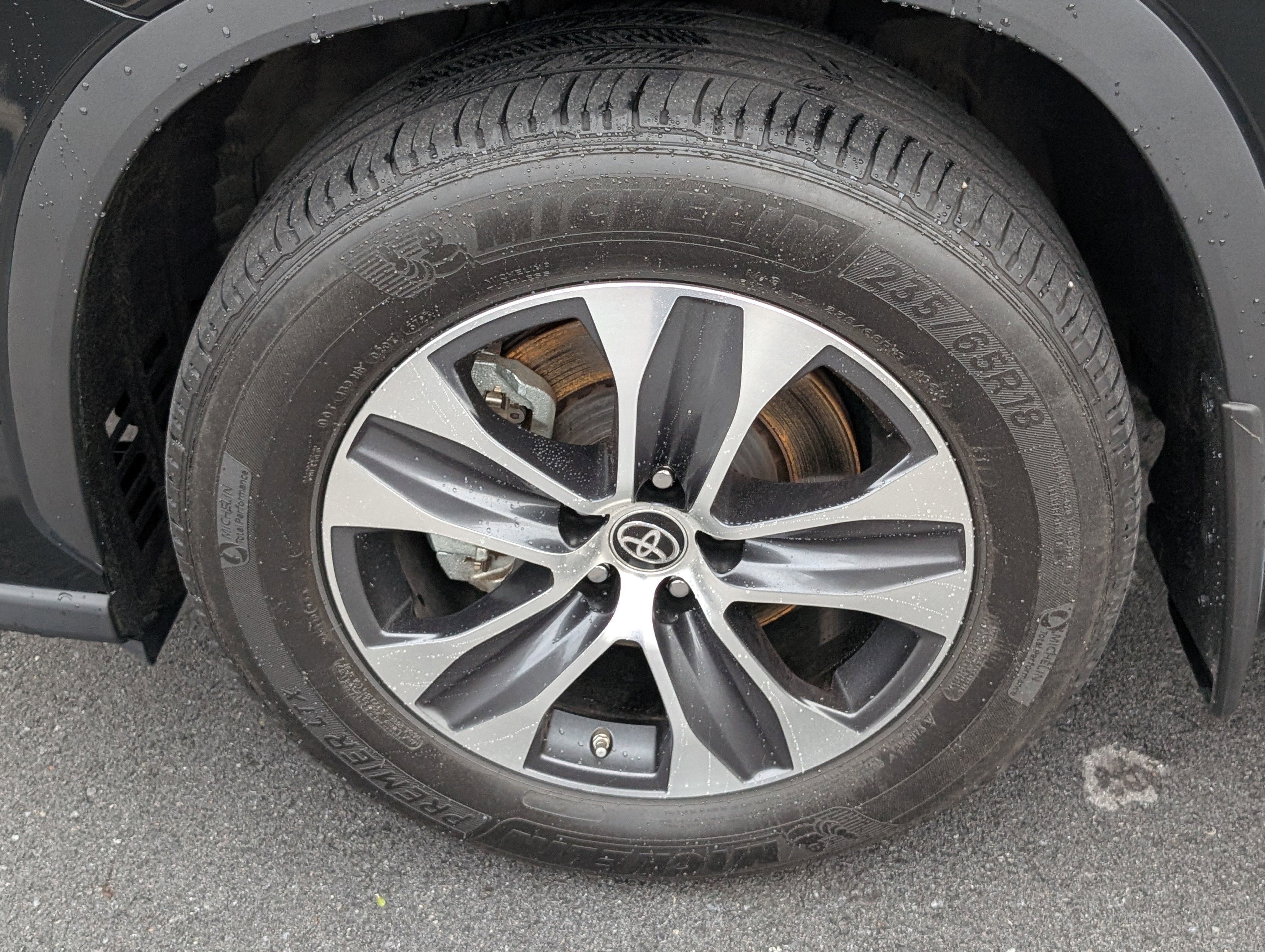 Used 2023 Toyota Highlander XLE FWD image 28