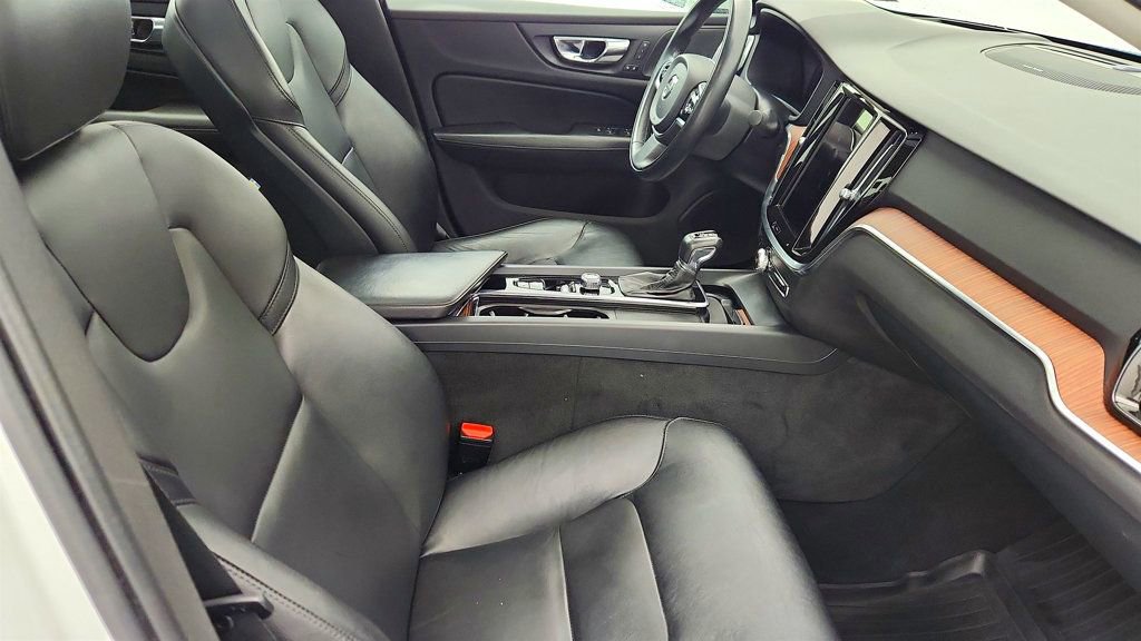 Used 2021 Volvo S60 T6 Momentum w/ Advanced Package image 24