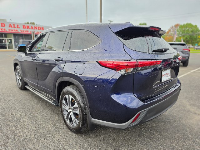 Used 2022 Toyota Highlander XLE AWD/4WD image 5
