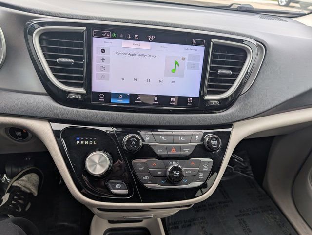 Used 2023 Chrysler Pacifica Touring-L image 12