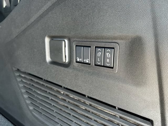 New 2025 GMC Yukon XL AT4 w/ AT4 Premium Plus Package AWD/4WD image 9
