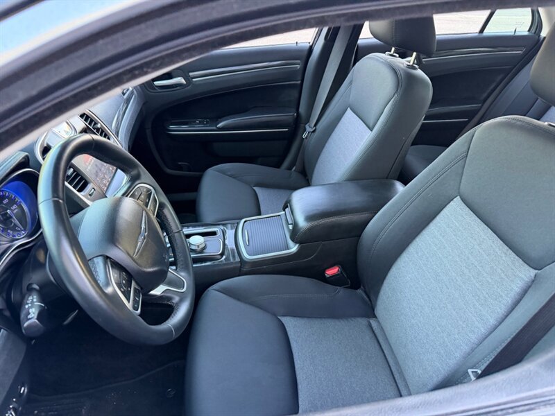 Used 2018 Chrysler 300 Touring w/ Chrome Appearance Package RWD image 17