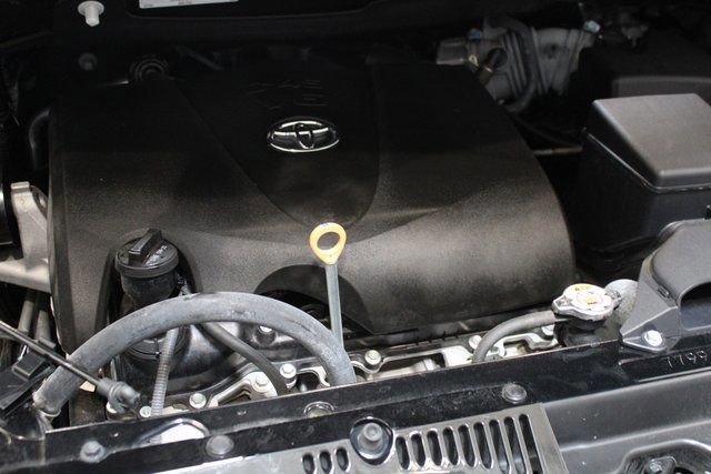 Used 2020 Toyota Sienna SE Premium w/ Nightshade Edition FWD image 9