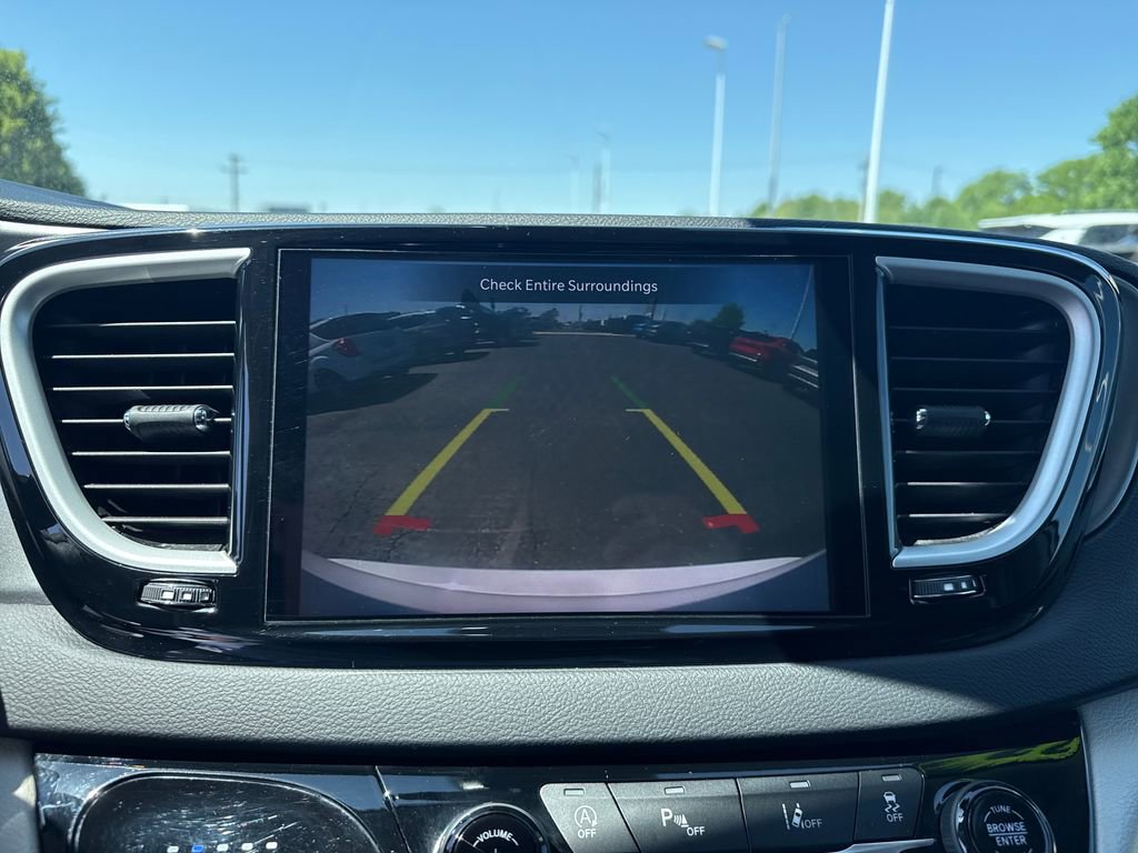 Used 2023 Chrysler Pacifica Touring-L FWD image 23