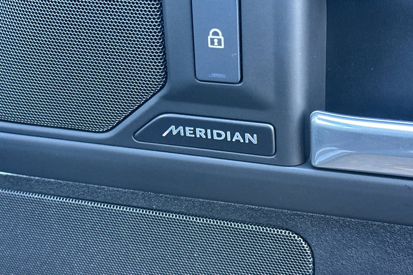 Used 2025 Land Rover Defender 110 S image 16