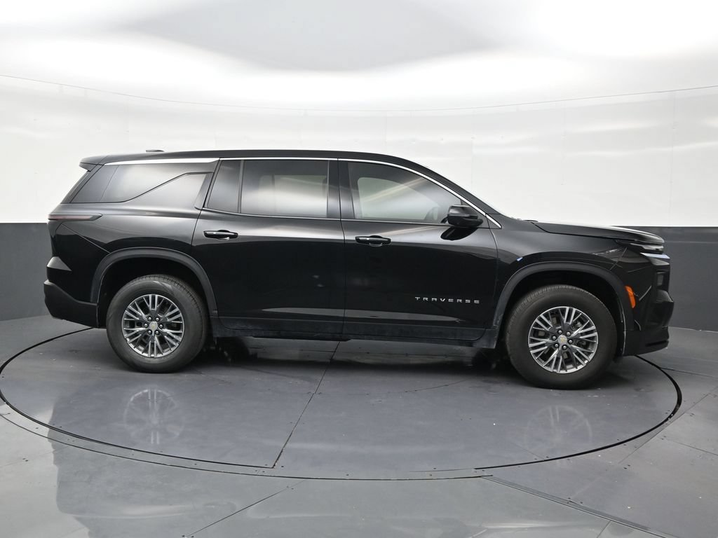 Used 2025 Chevrolet Traverse LT FWD image 6