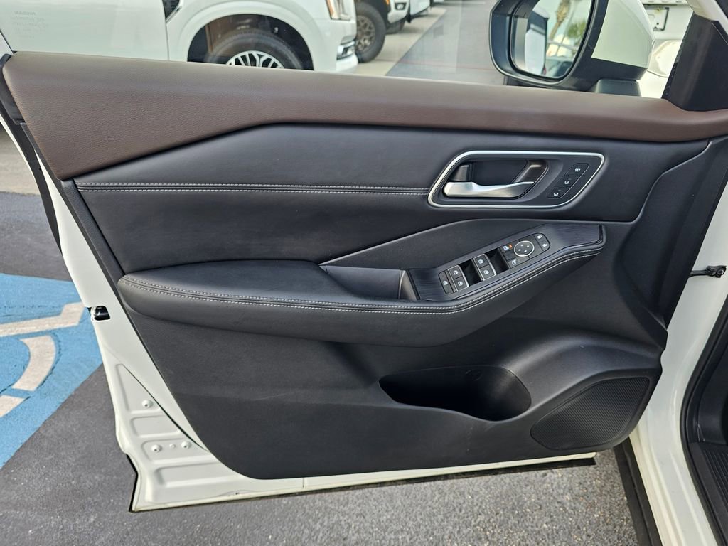 Certified 2023 Nissan Rogue Platinum AWD/4WD image 18