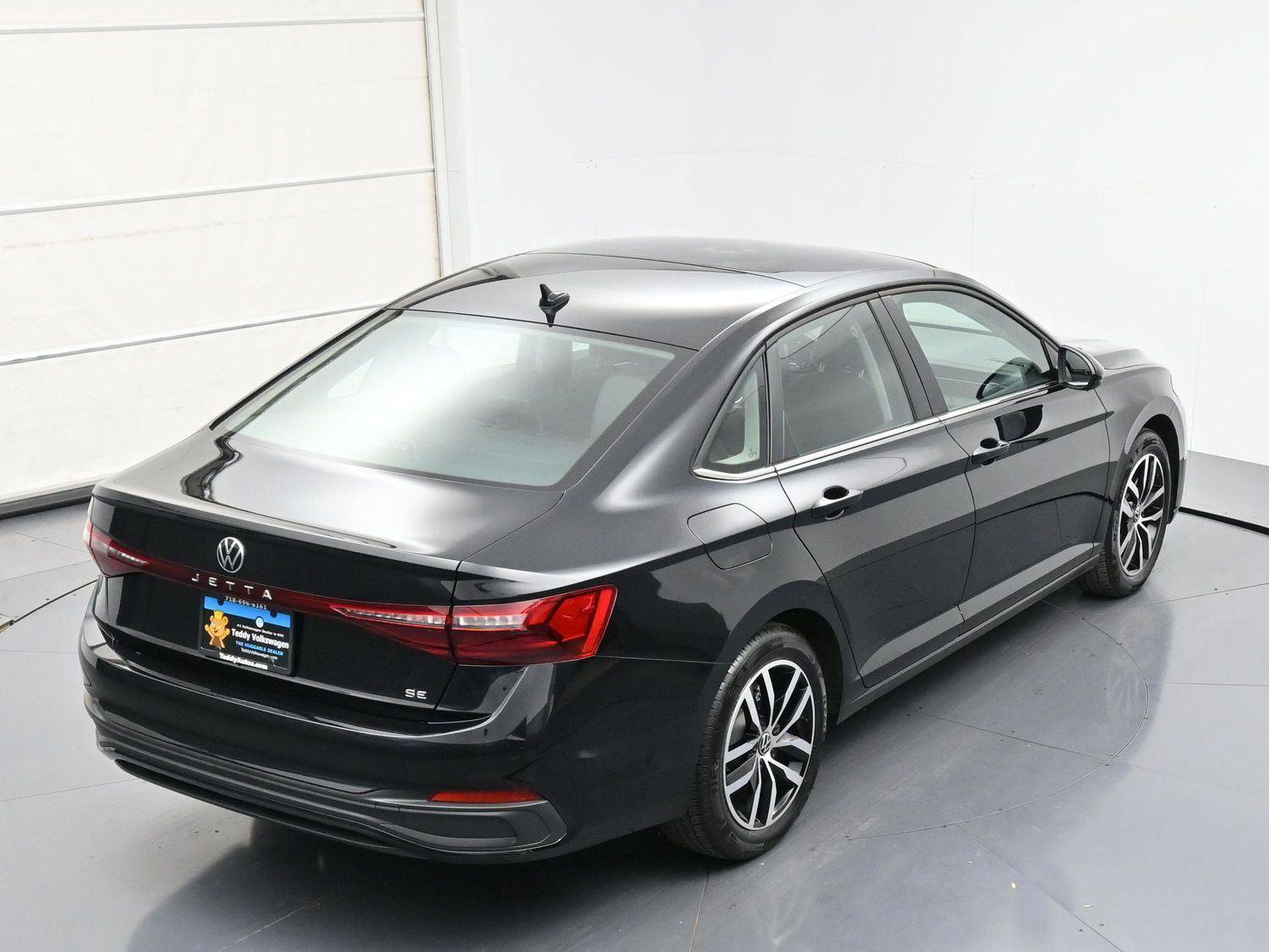 Certified 2025 Volkswagen Jetta SE w/ Sunroof Package image 32