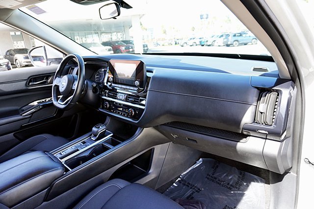 Used 2024 Nissan Pathfinder SV FWD image 17