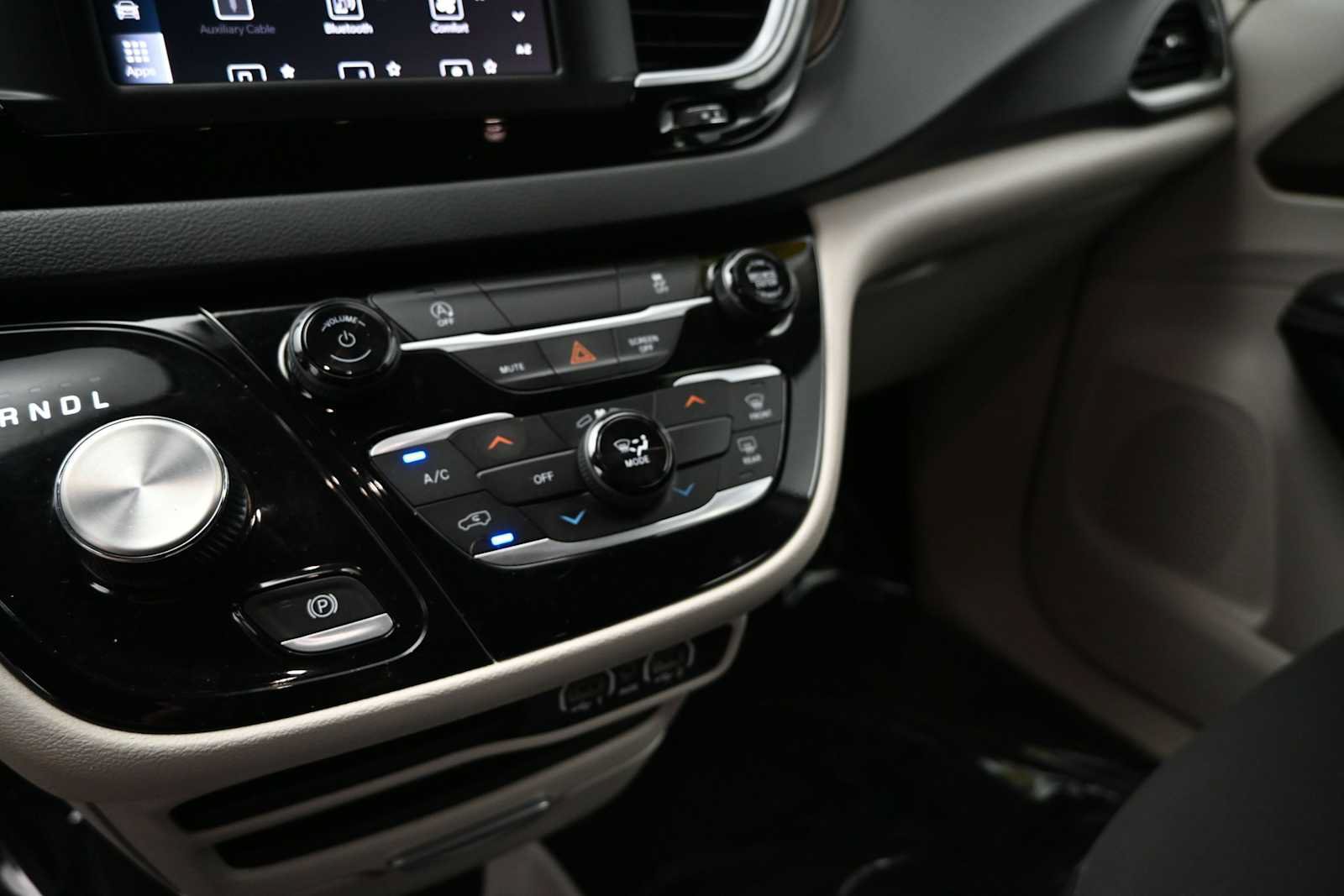 Used 2023 Chrysler Voyager LX FWD image 19