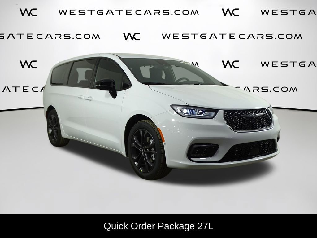 New 2026 Chrysler Pacifica Select image 2