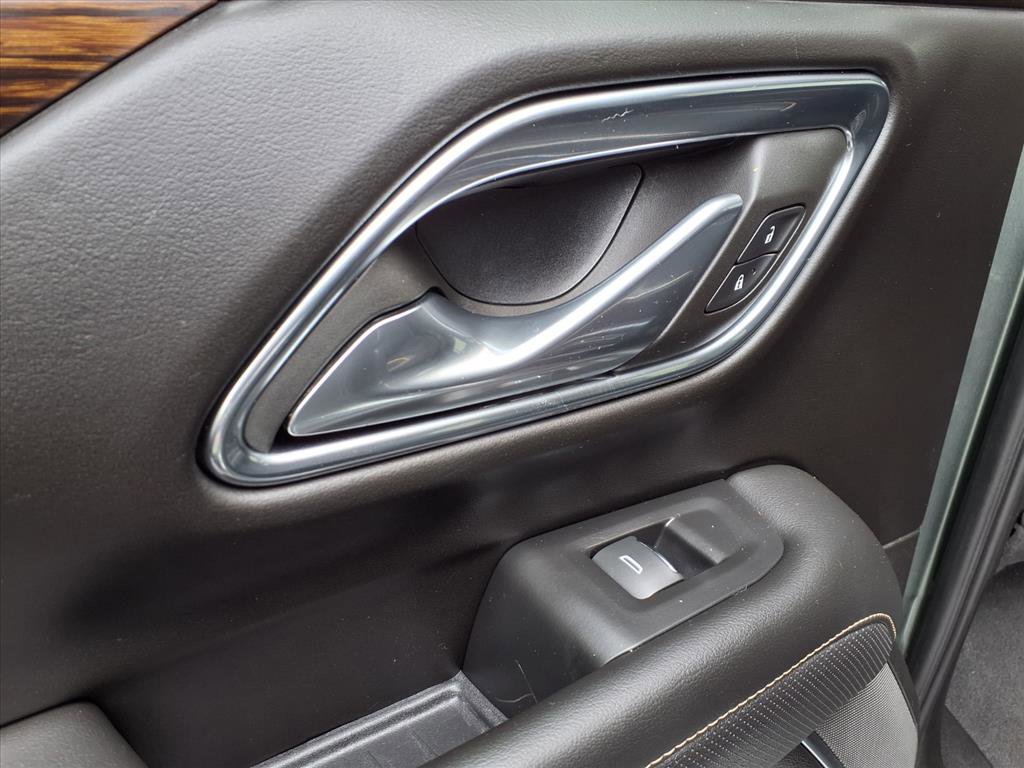Used 2023 Chevrolet Suburban Premier image 18