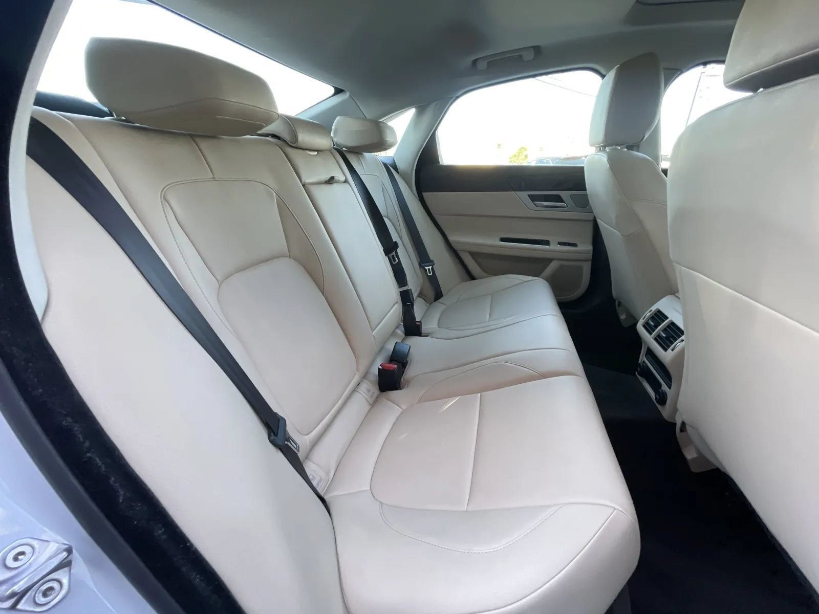 Used 2016 Jaguar XF Premium RWD image 14
