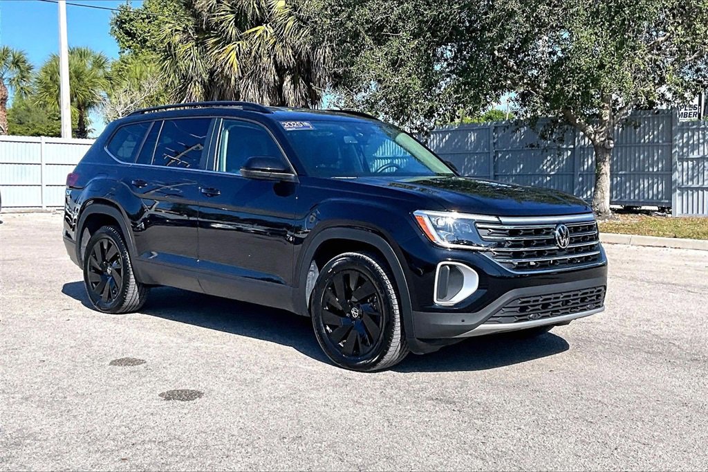 Certified 2025 Volkswagen Atlas SE w/ Black Wheel Package image 2