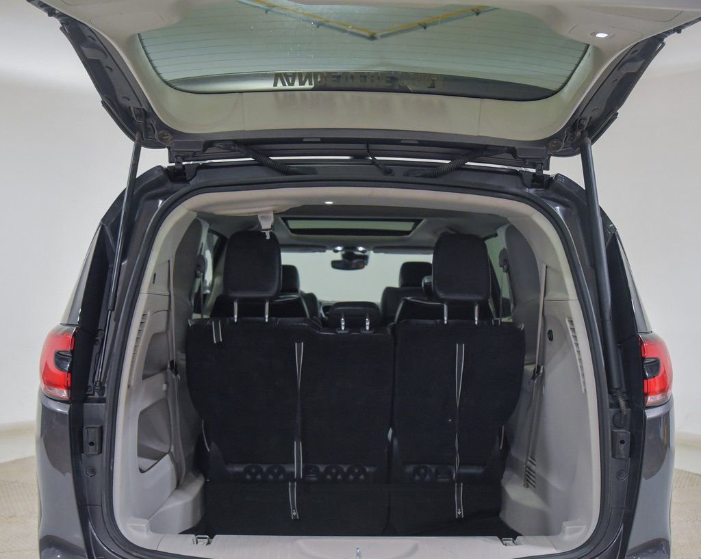 Used 2023 Chrysler Pacifica Limited image 3