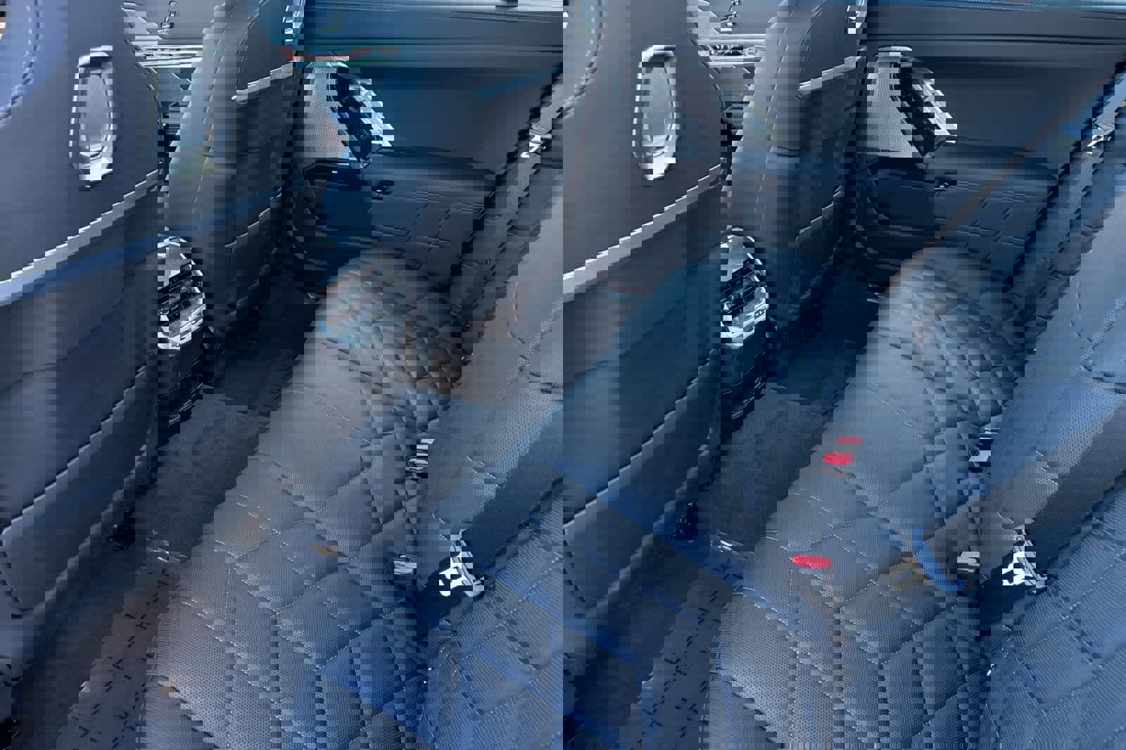 Certified 2023 BMW 760i xDrive w/ Executive Package image 4