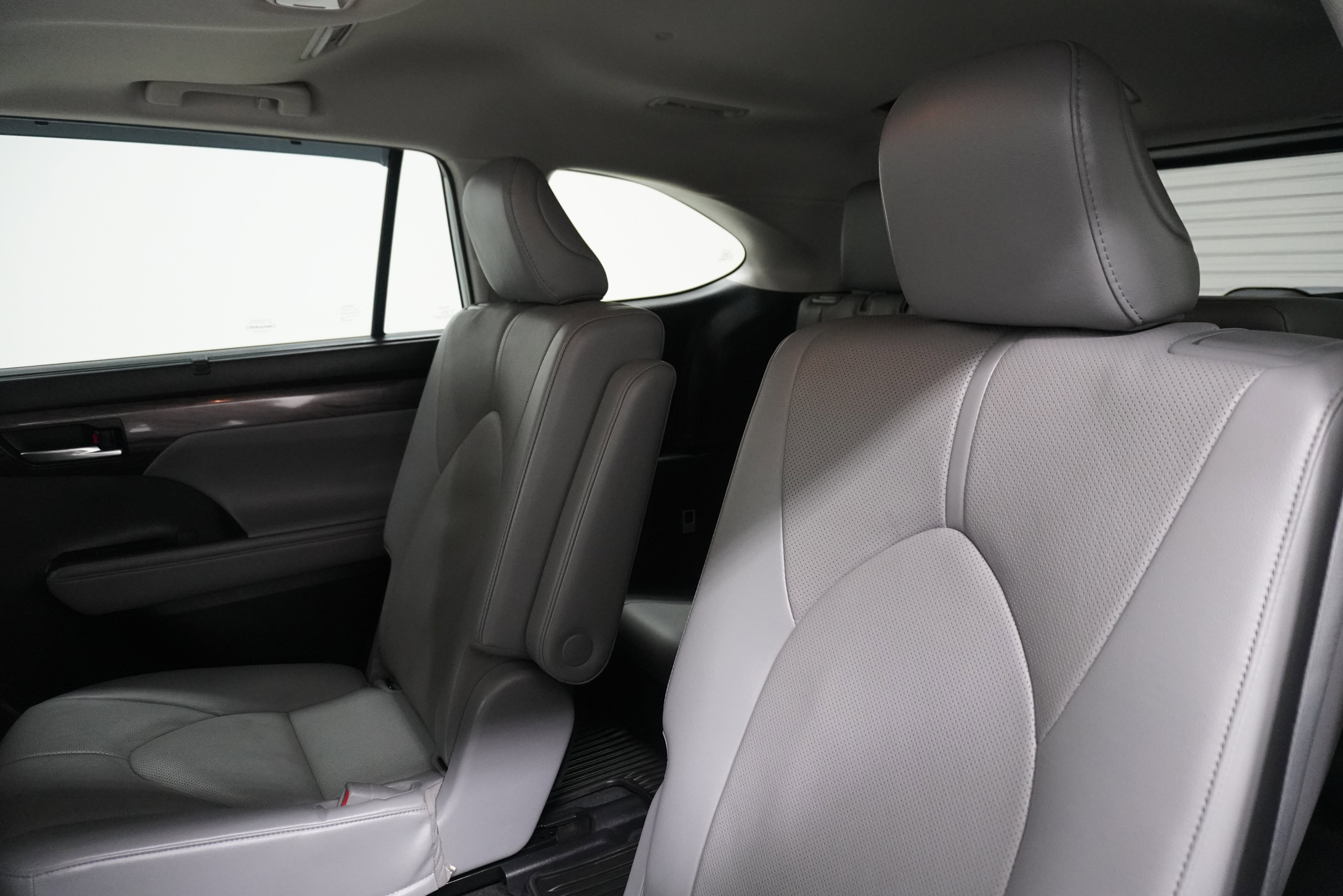 Used 2023 Toyota Highlander Limited FWD image 13