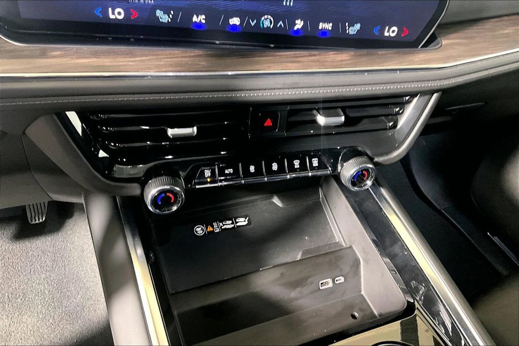 Used 2025 Chevrolet Suburban Z71 image 26