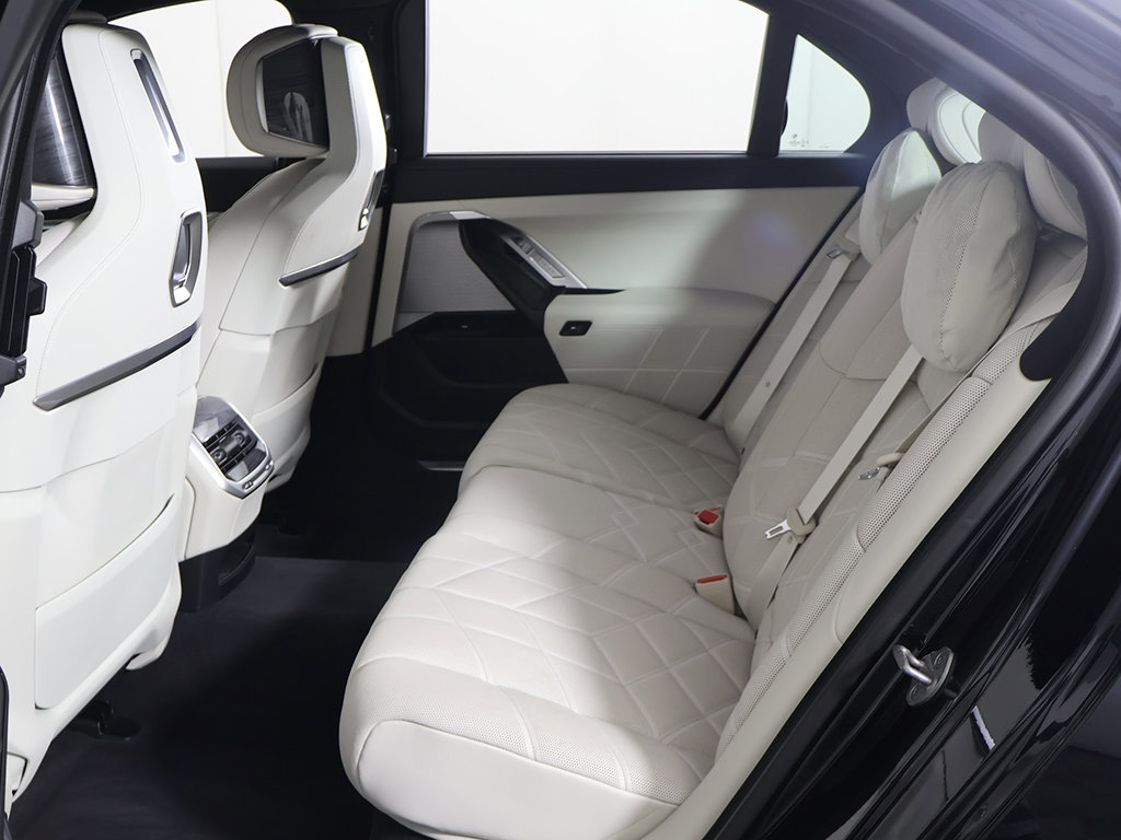 Used 2023 BMW 760i xDrive w/ Luxury Rear Seating Package AWD/4WD image 31